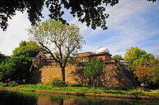 903394 Gezicht op de sterrenwacht Sonnenborgh (Zonnenburg 2) te Utrecht, op het bolwerk Zonnenburg, met op de voorgrond ...